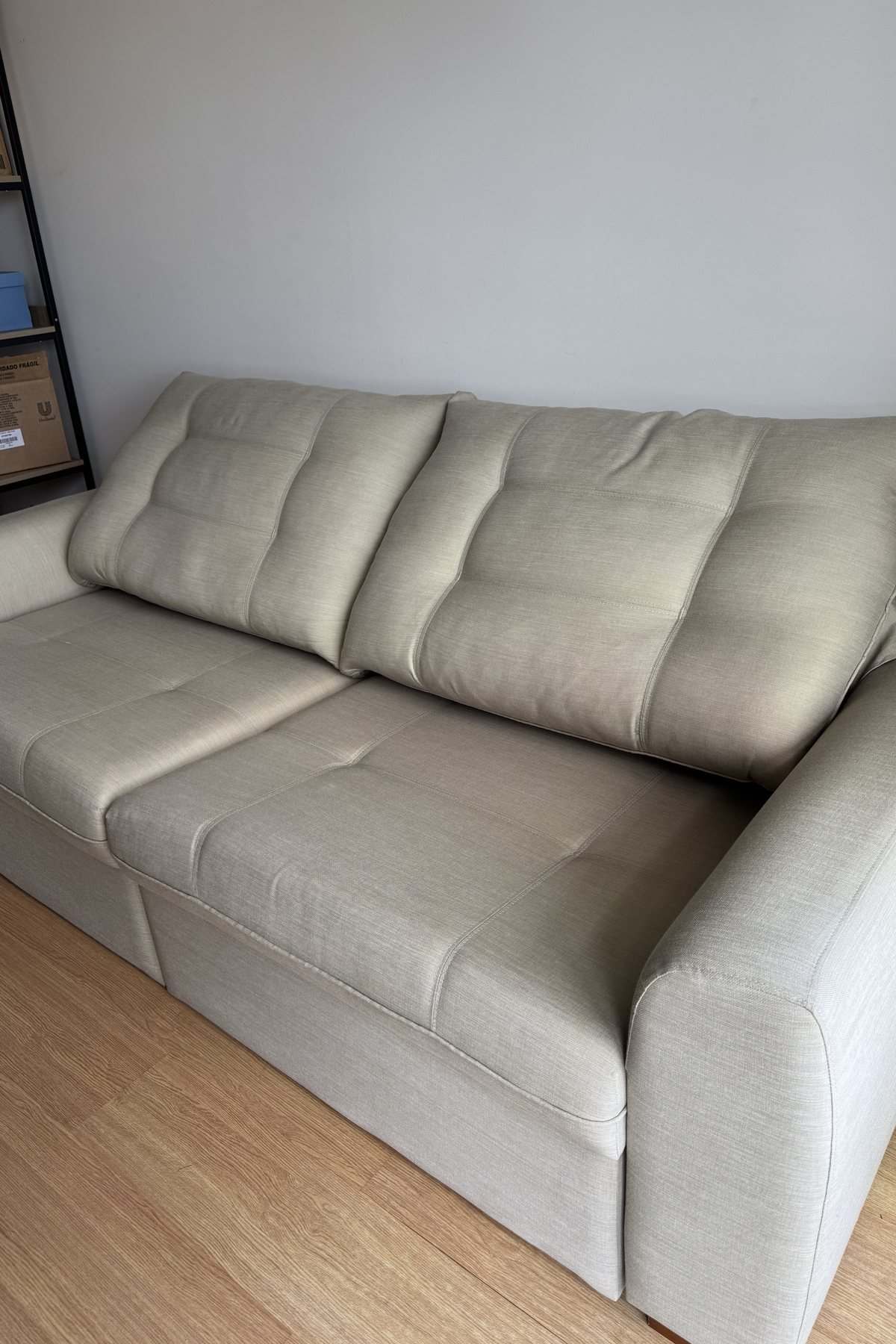 Sofá retrátil bege na sala do cliente, depois da higienização Sofá retrátil bege na sala do cliente, depois da higienização