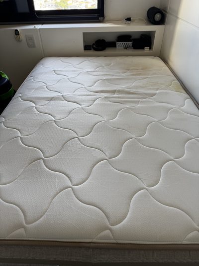 Colchão no quarto: colchão no quarto, antes da higienização