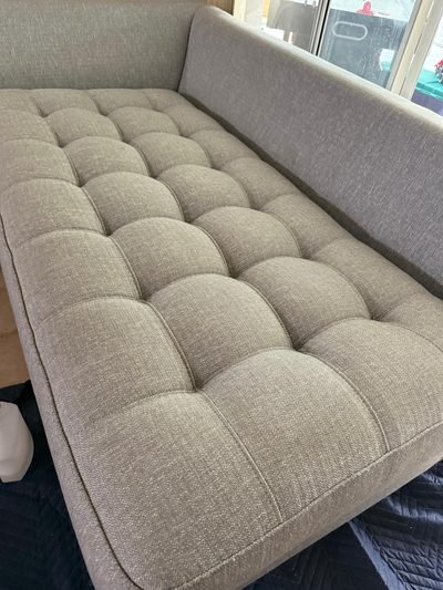 Sofá branco da sala: sofá branco da sala, depois da higienização