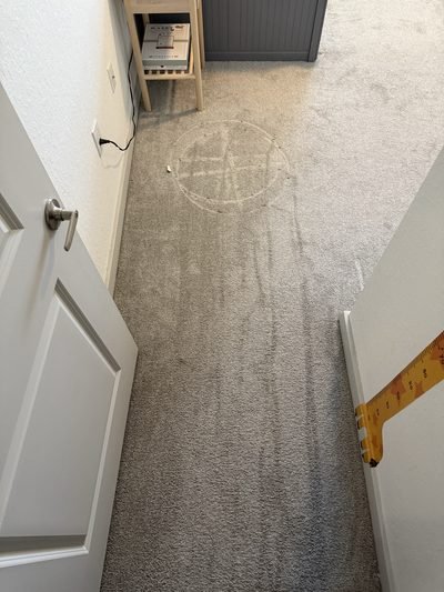 Carpete no quarto com cama branca: carpete no quarto com cama branca, antes da higienização