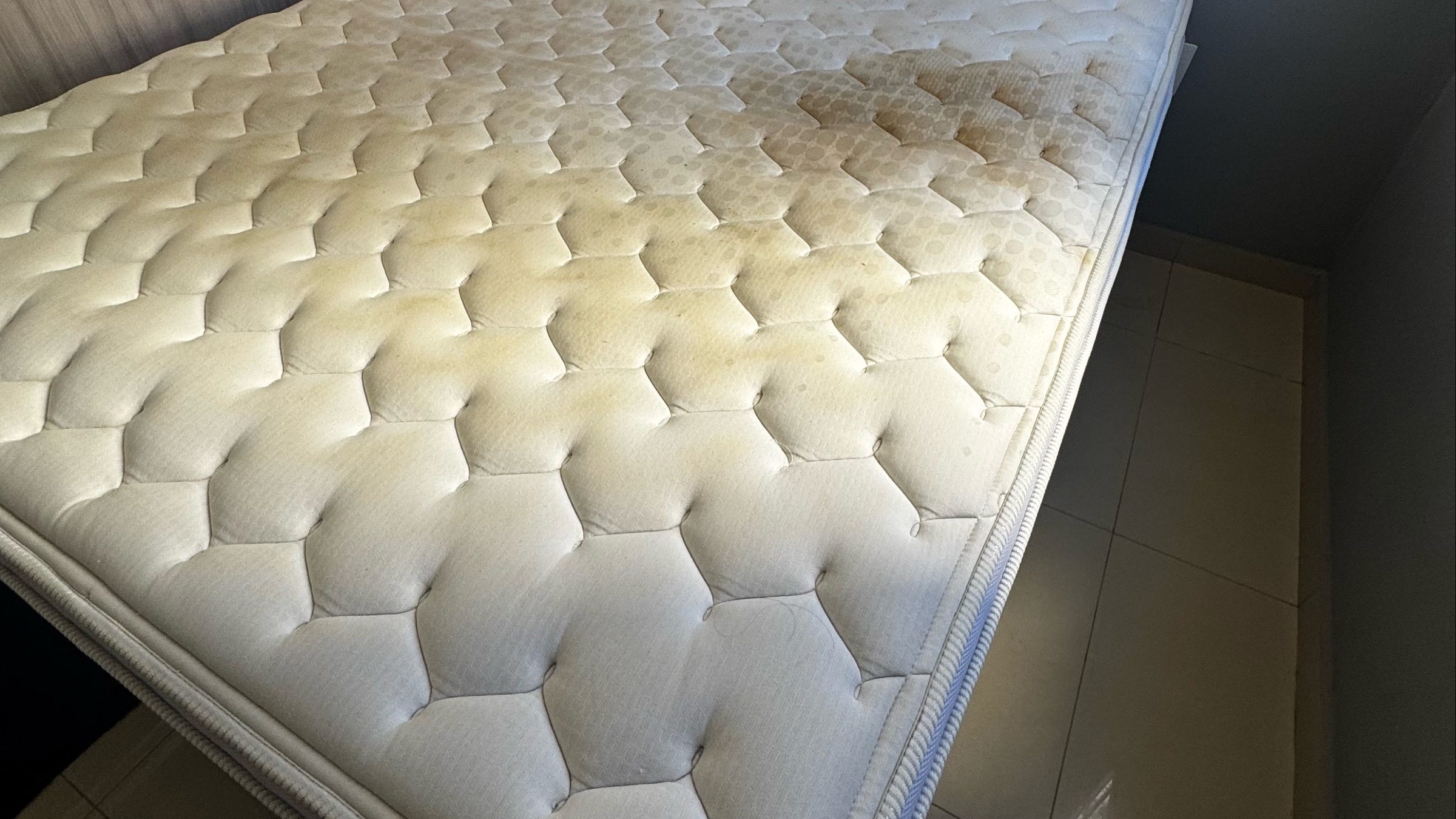 Colchão de casal com mancha amarelada extensa na face superior Colchão de casal com mancha amarelada extensa na face superior