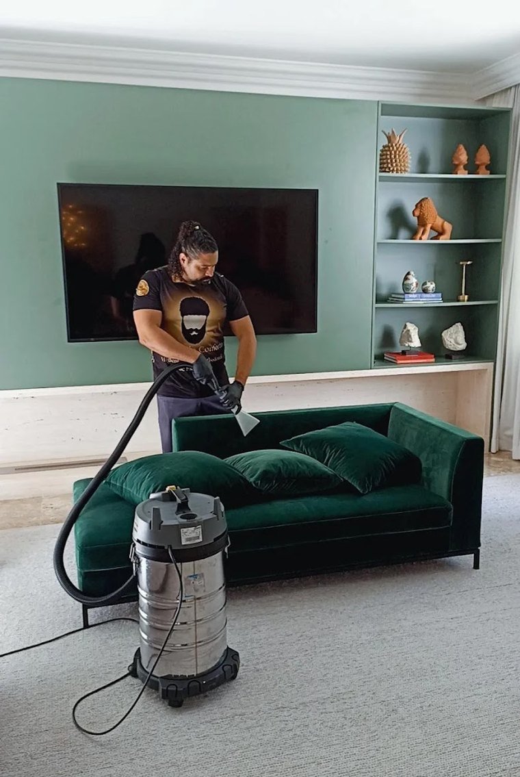 Extratora profissional em uso sobre o estofado, durante a injeção e extração Extratora profissional em uso sobre o estofado, durante a injeção e extração